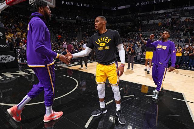 开云体育下载网址-【现场】韦少在马刺享受主场待遇 复苏就此开始？