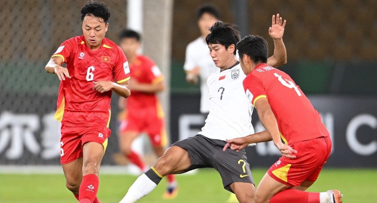 从饱受质疑到一战成名,22岁国足新星用进球完成救赎,武磊接班人