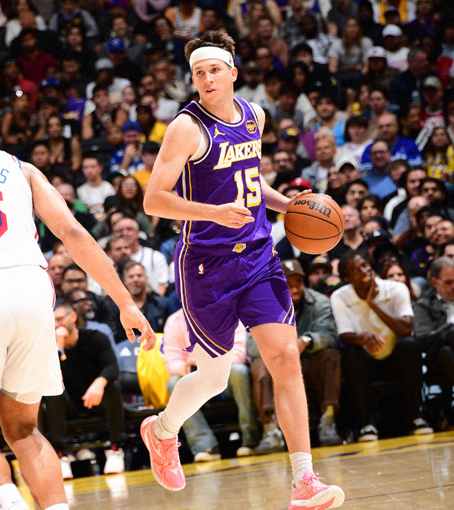 开云体育下载网址-詹姆斯尴尬准三双里夫斯35分救主，大帝空砍35+7+7，湖人逆转76人